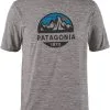 Patagonia Cap Cool Daily Graphic T-shirt Herrer, Grøn 2 Patagonia Cap Cool Daily Graphic T-shirt Herrer, Grøn -Campingtøj Butik patagonia cap cool daily graphic t shirt herr fitz roy scope feather grey 1