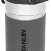 Stanley Quick Flip Vandflaske Wezen, Grøn 1 Stanley Quick Flip Vandflaske Wezen, Grøn -Campingtøj Butik stanley quick flip water bottle 470ml grey 3 1